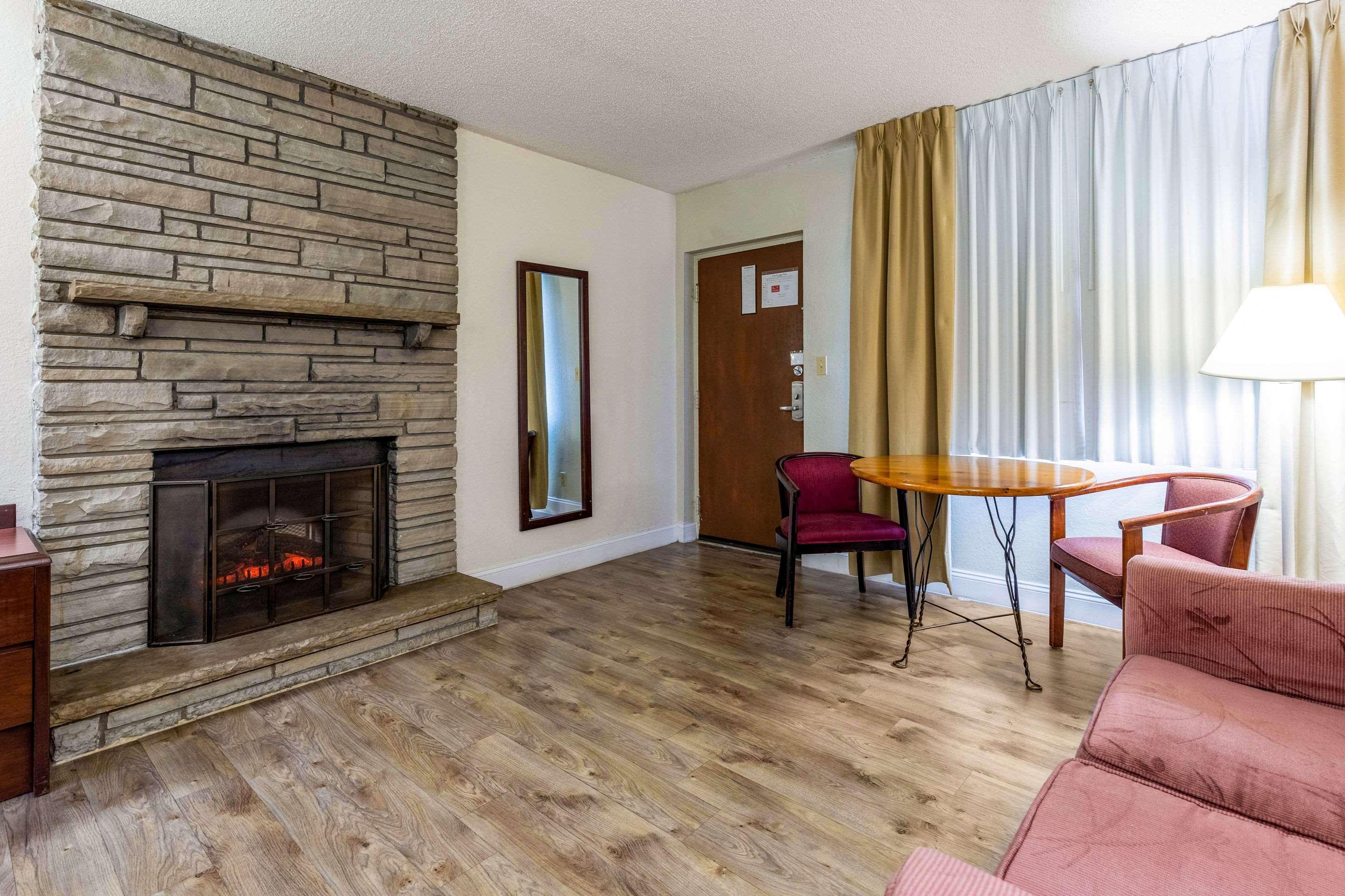 Econo Lodge Inn & Suites On The River Gatlinburg Zewnętrze zdjęcie